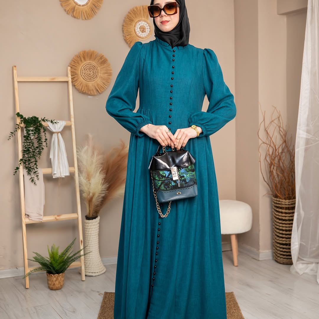 F29 Elegant dress with a distinctive design