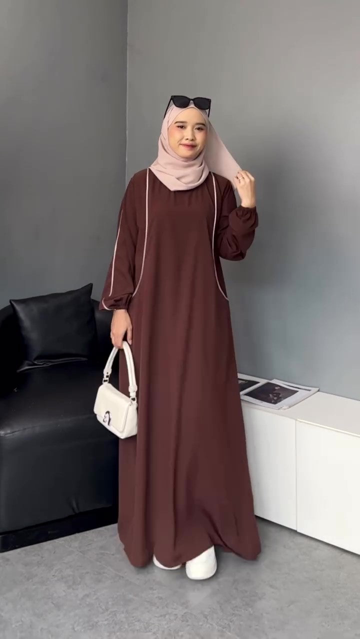 F17 Elegant dress with a distinctive design