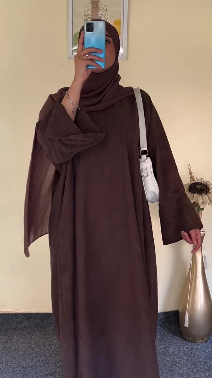 F36 Elegant velvet dress with a distinctive design 