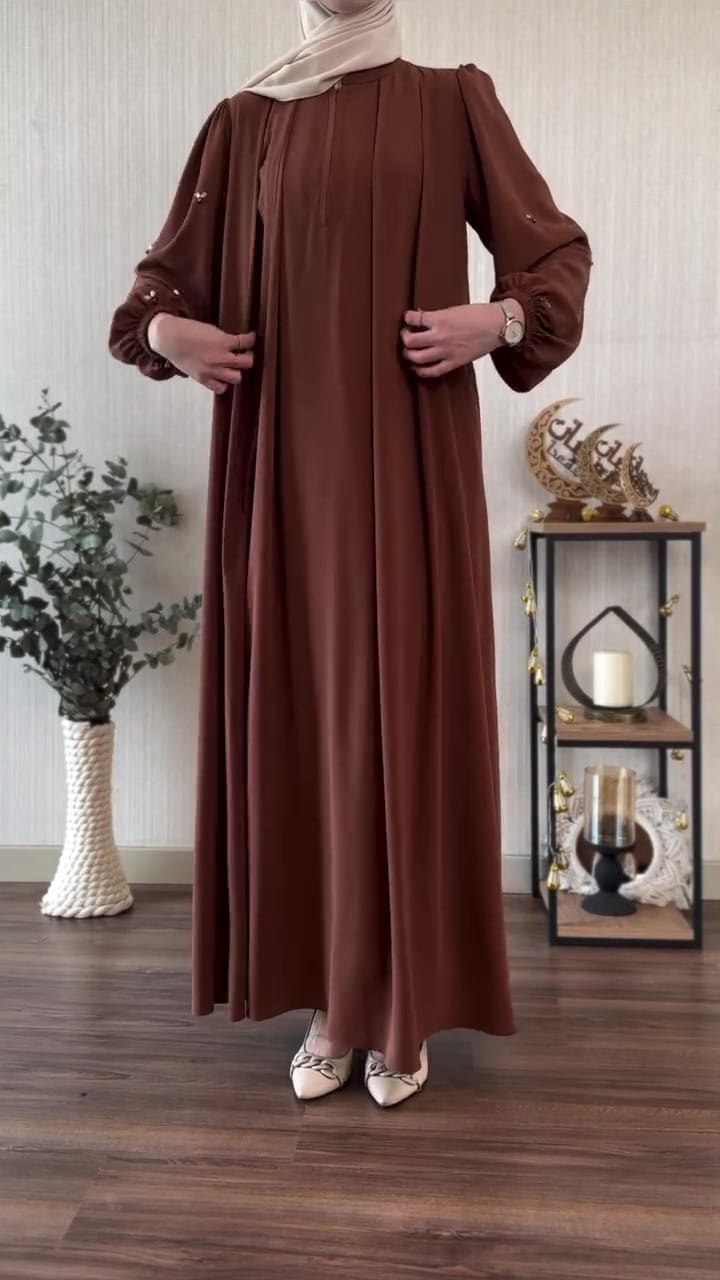 F20 Elegant dress with a distinctive design 