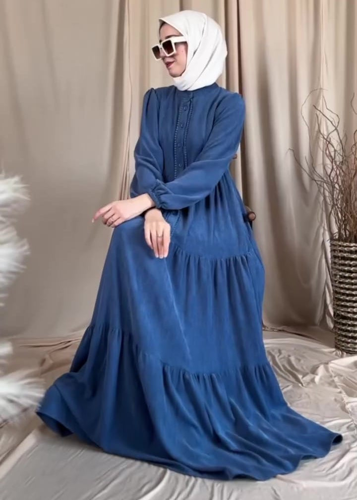 F22 Elegant dress with a distinctive design 