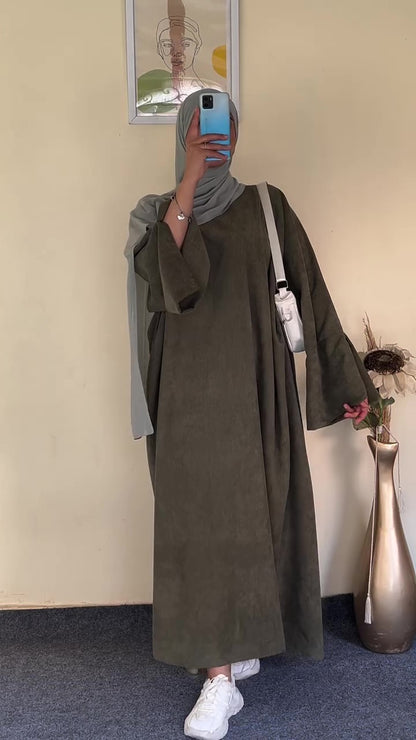 F36 Elegant velvet dress with a distinctive design 