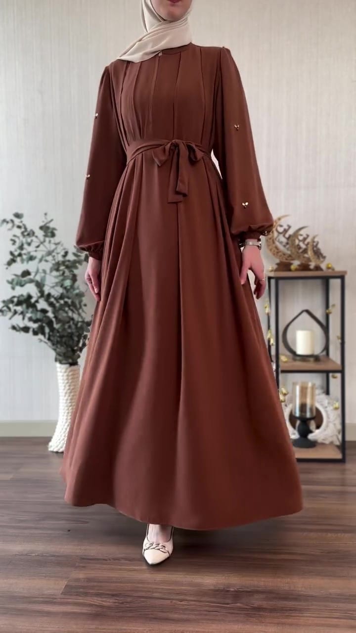 F20 Elegant dress with a distinctive design 