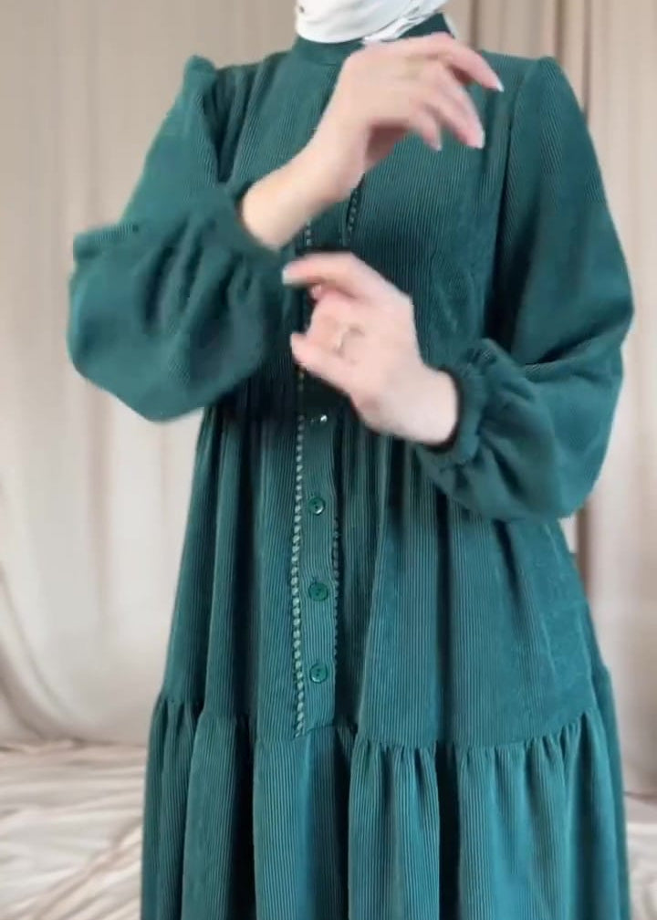 F22 Elegant dress with a distinctive design 