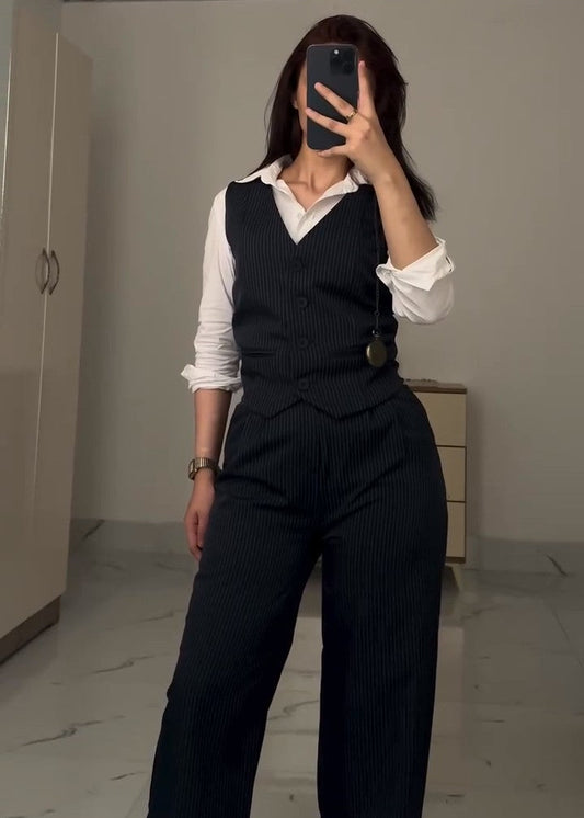 طقم رسمي قطعتين مخطط بتصميم فريد وأنيق S68