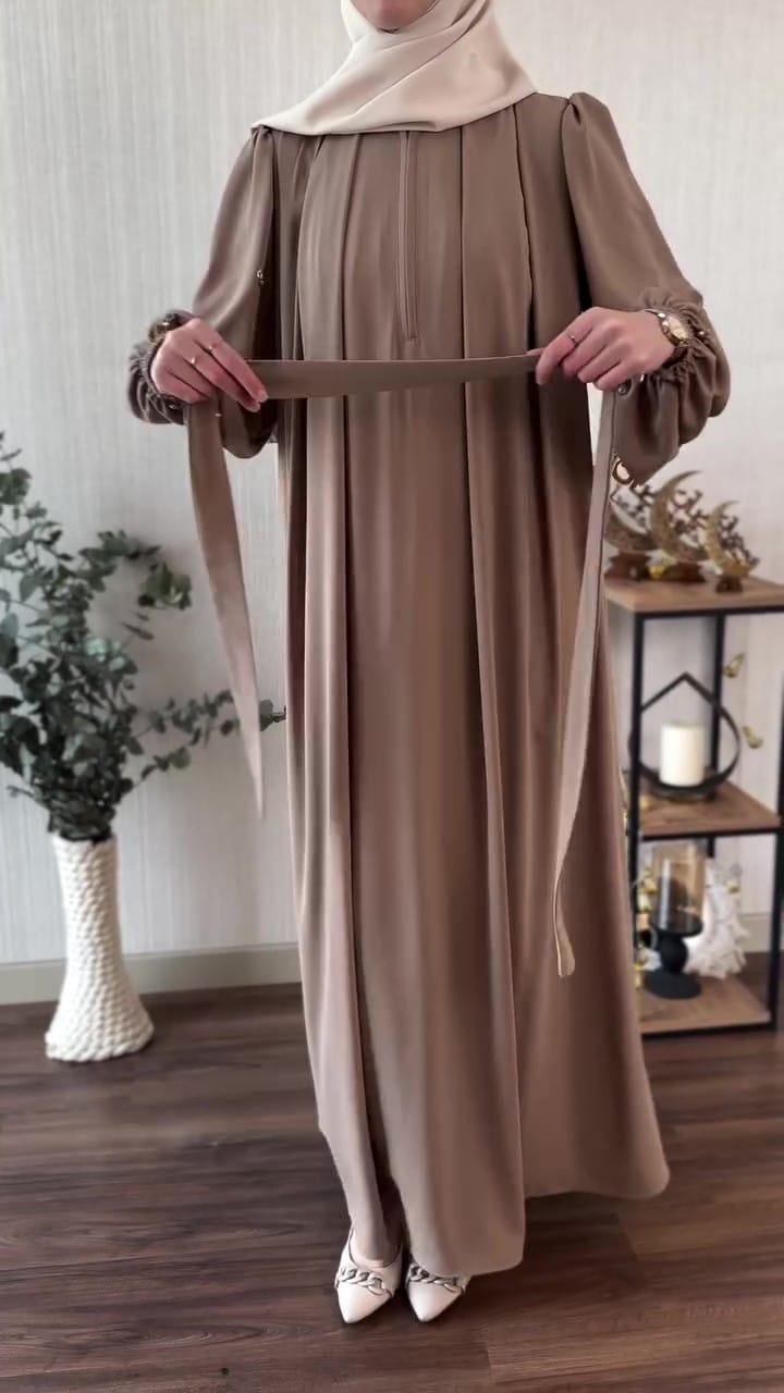 F20 Elegant dress with a distinctive design 