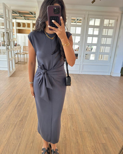 فستان مع حزام بتصميم حصري F31