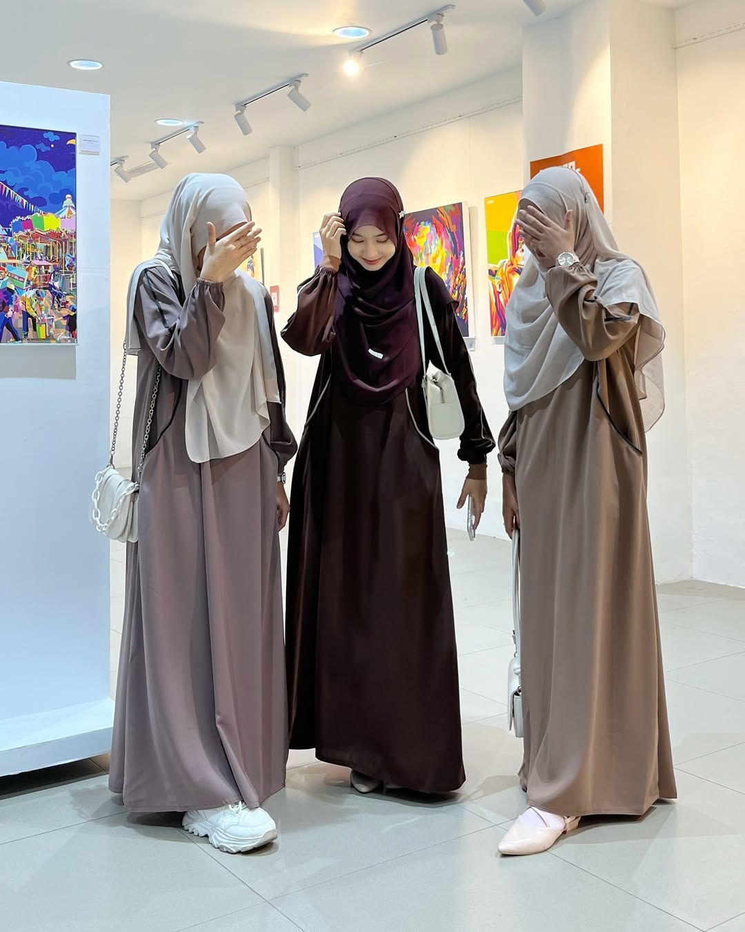 F17 Elegant dress with a distinctive design 