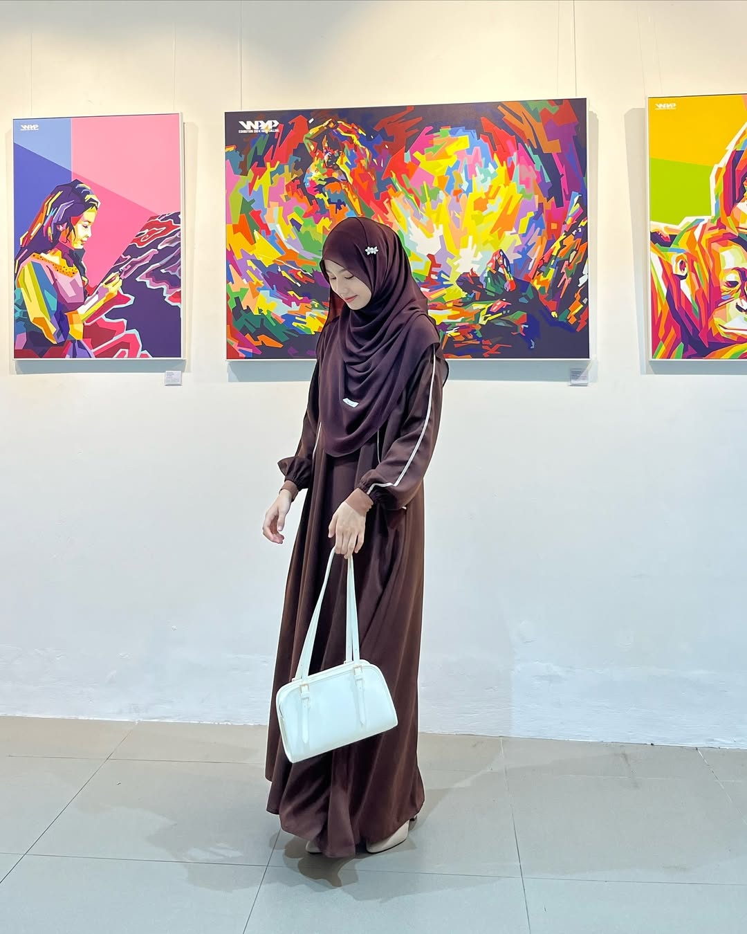 F17 Elegant dress with a distinctive design 