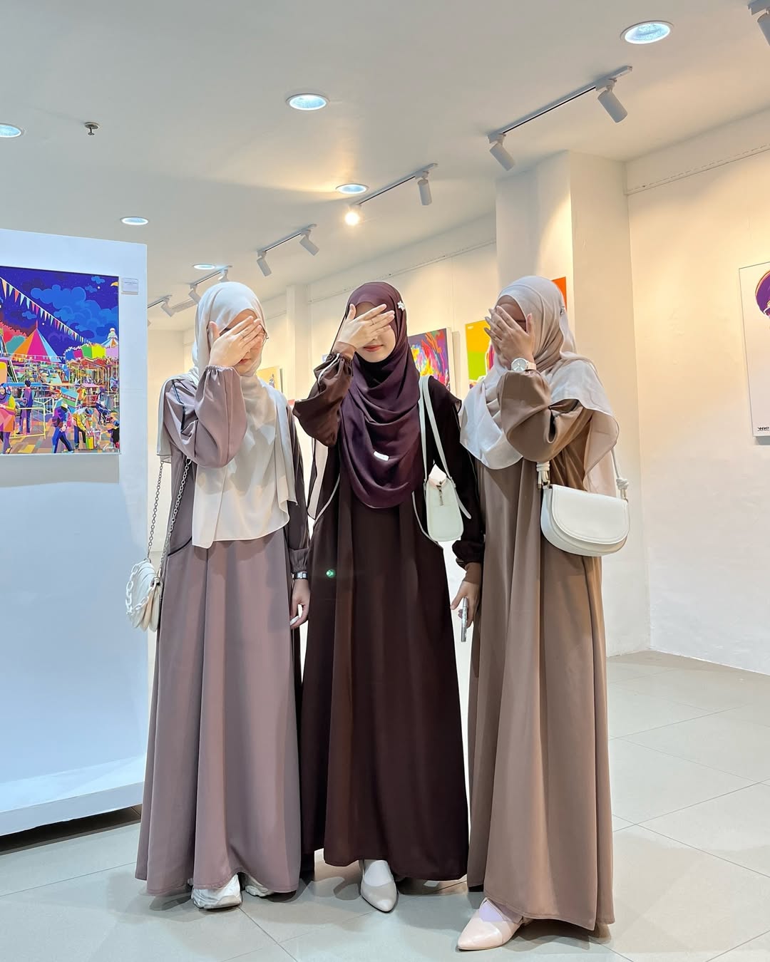 F17 Elegant dress with a distinctive design 