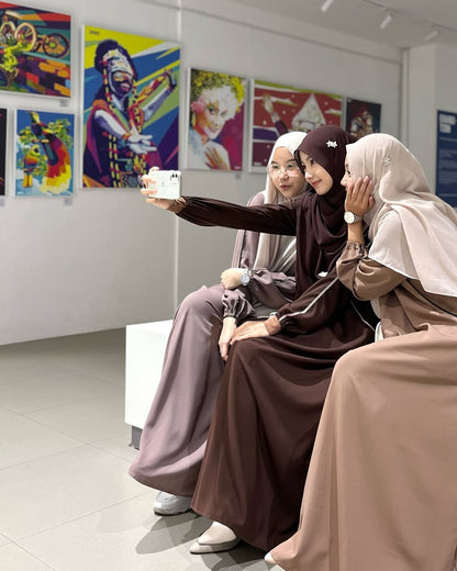 F17 Elegant dress with a distinctive design 