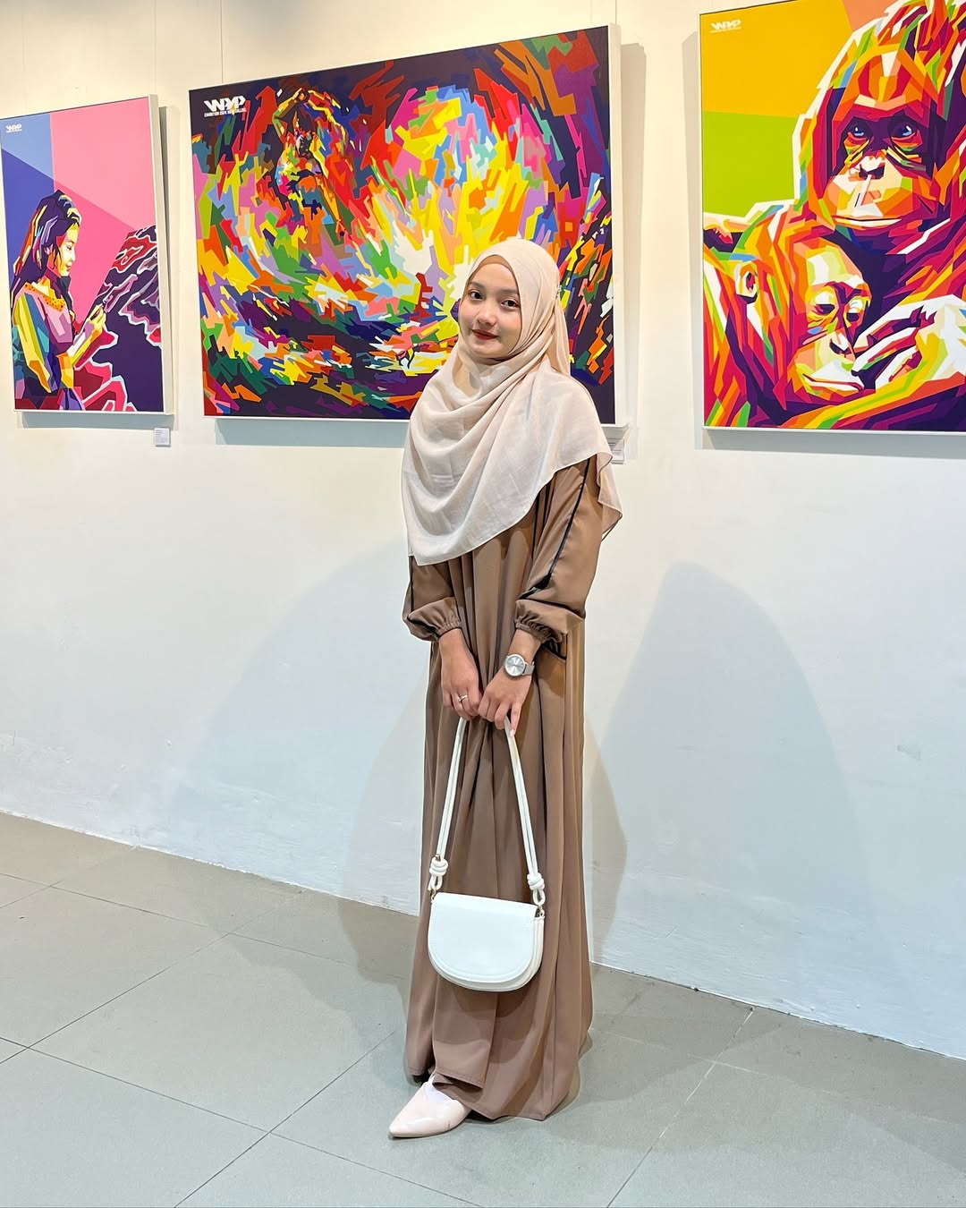 F17 Elegant dress with a distinctive design 