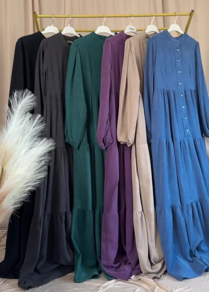 F22 Elegant dress with a distinctive design 