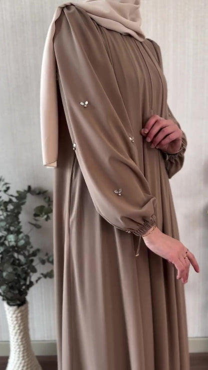 F20 Elegant dress with a distinctive design 