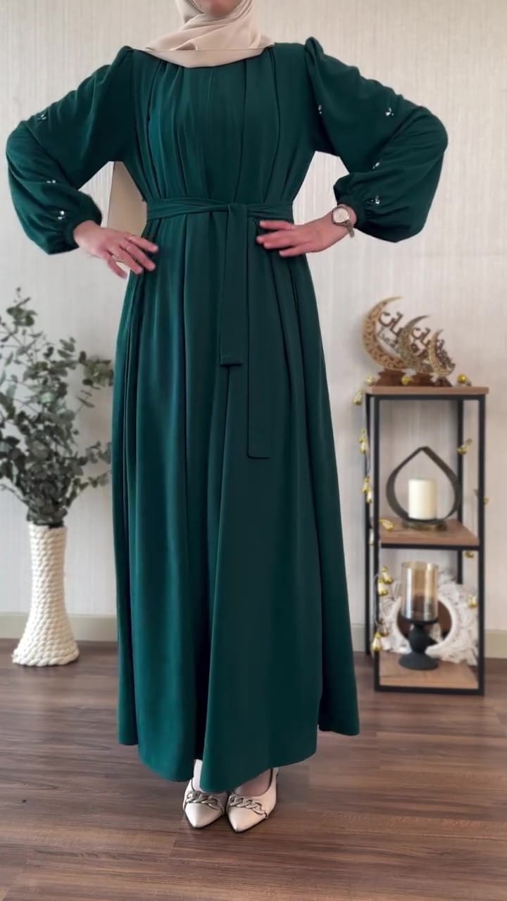 F20 Elegant dress with a distinctive design 