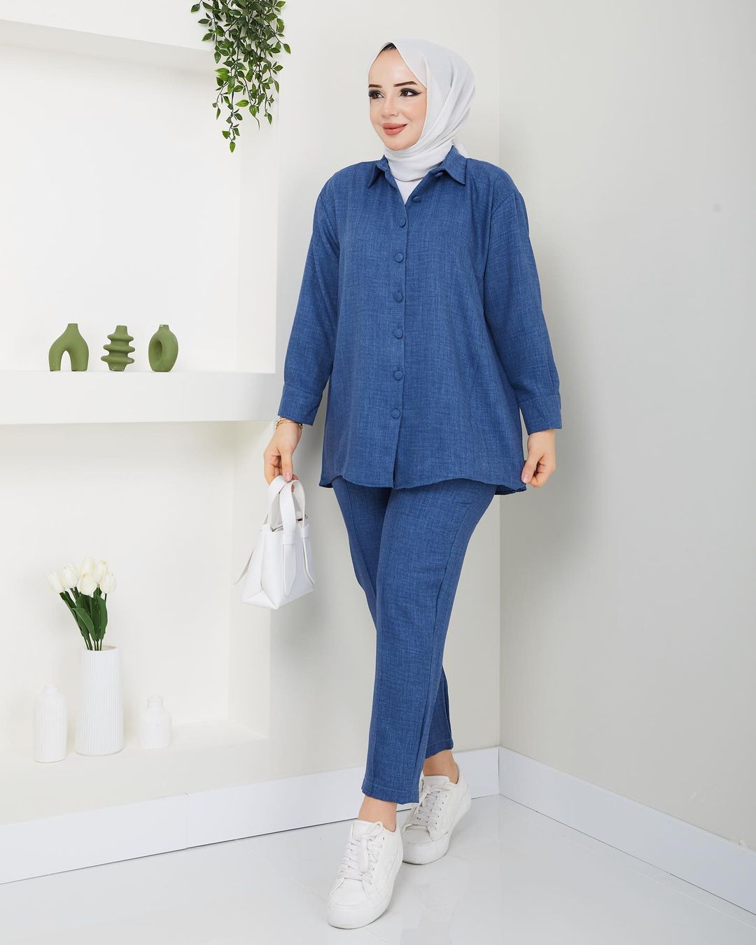 Long dress with polo neck opening D09