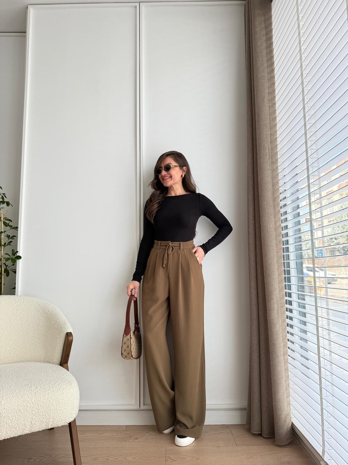 Trousers in distinctive colors B6 