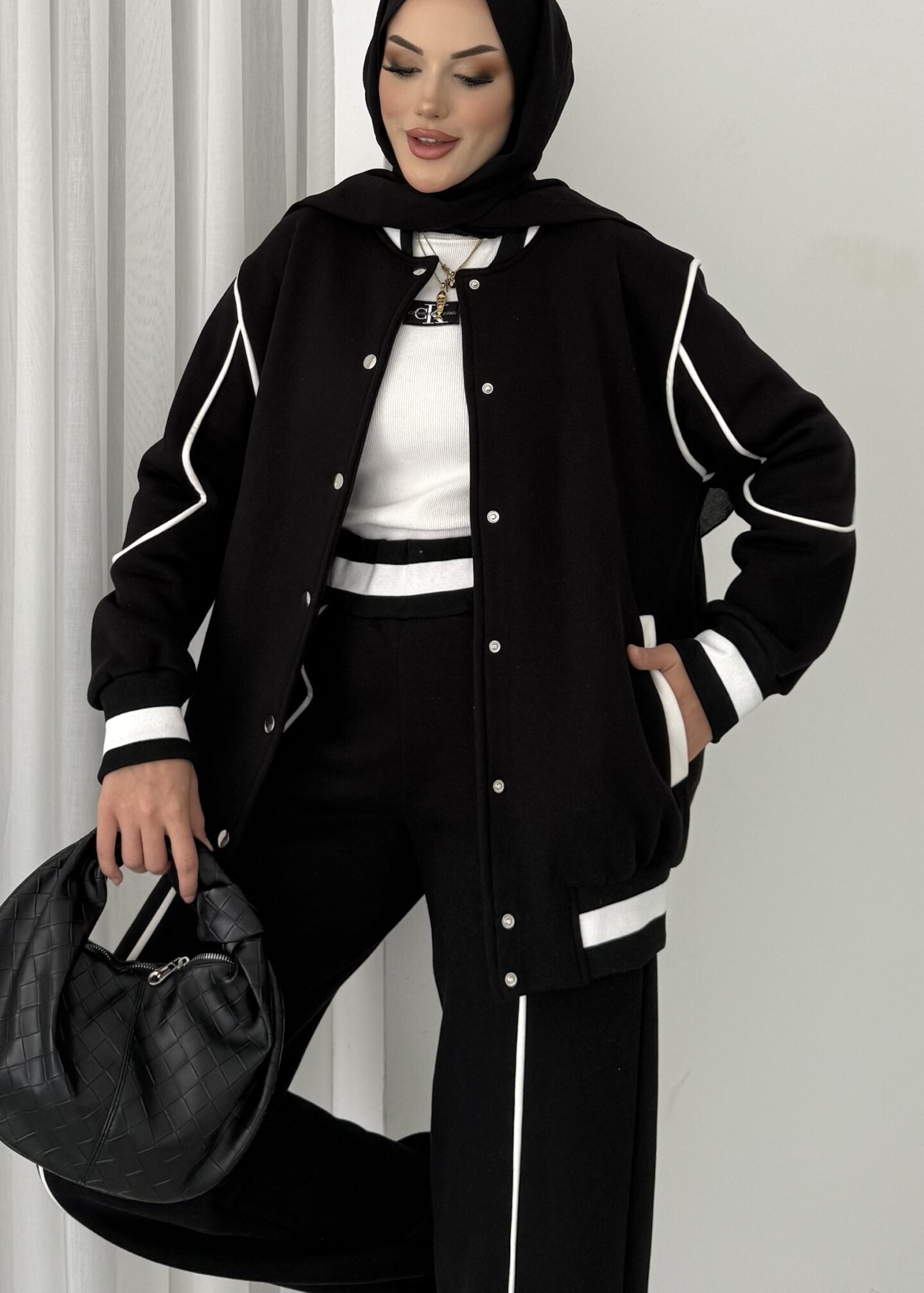 طقم كاجوال رياضي عملي وأنيق بتصميم عصري مناسب للاستخدام اليومي T105