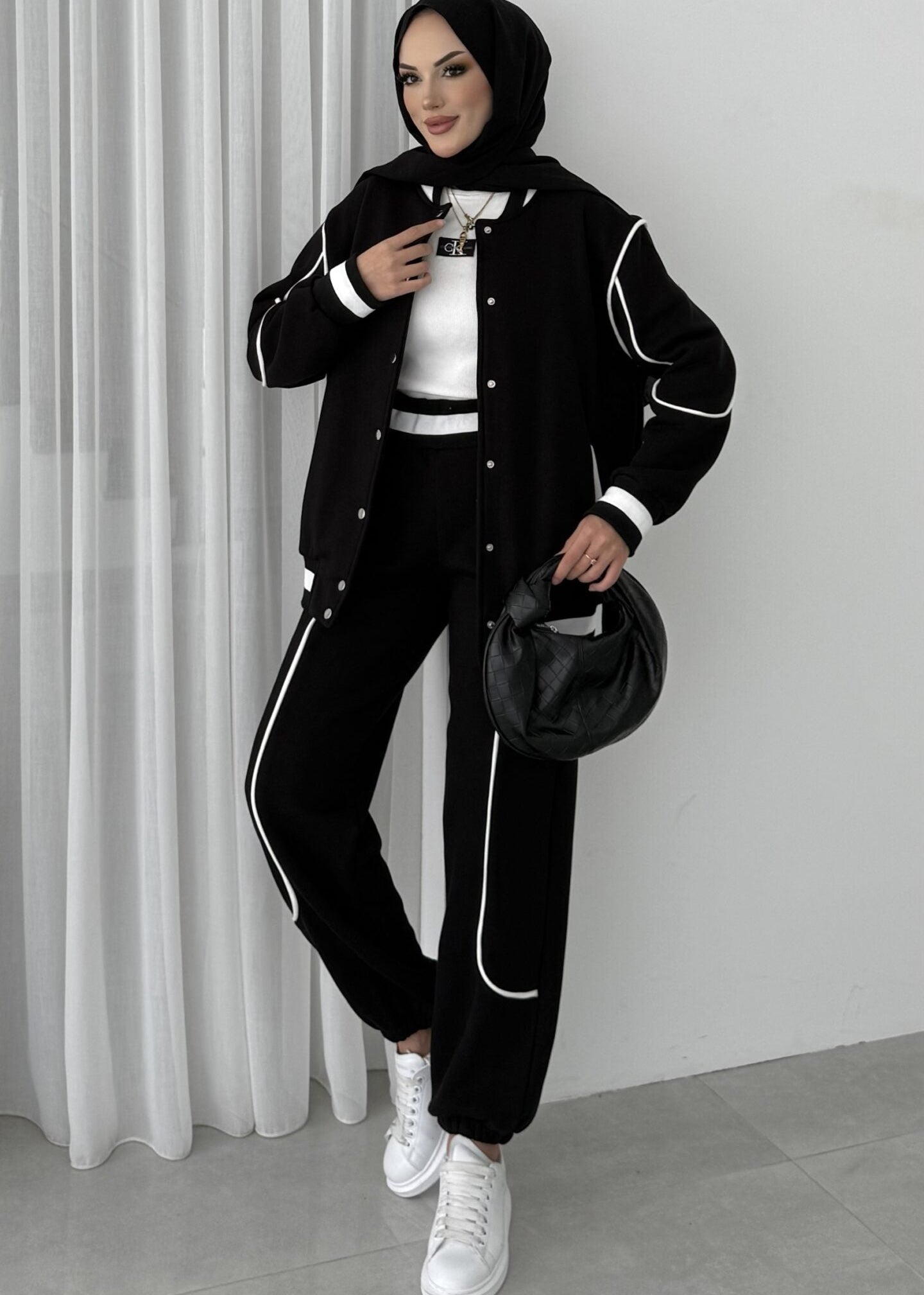 طقم كاجوال رياضي عملي وأنيق بتصميم عصري مناسب للاستخدام اليومي T105