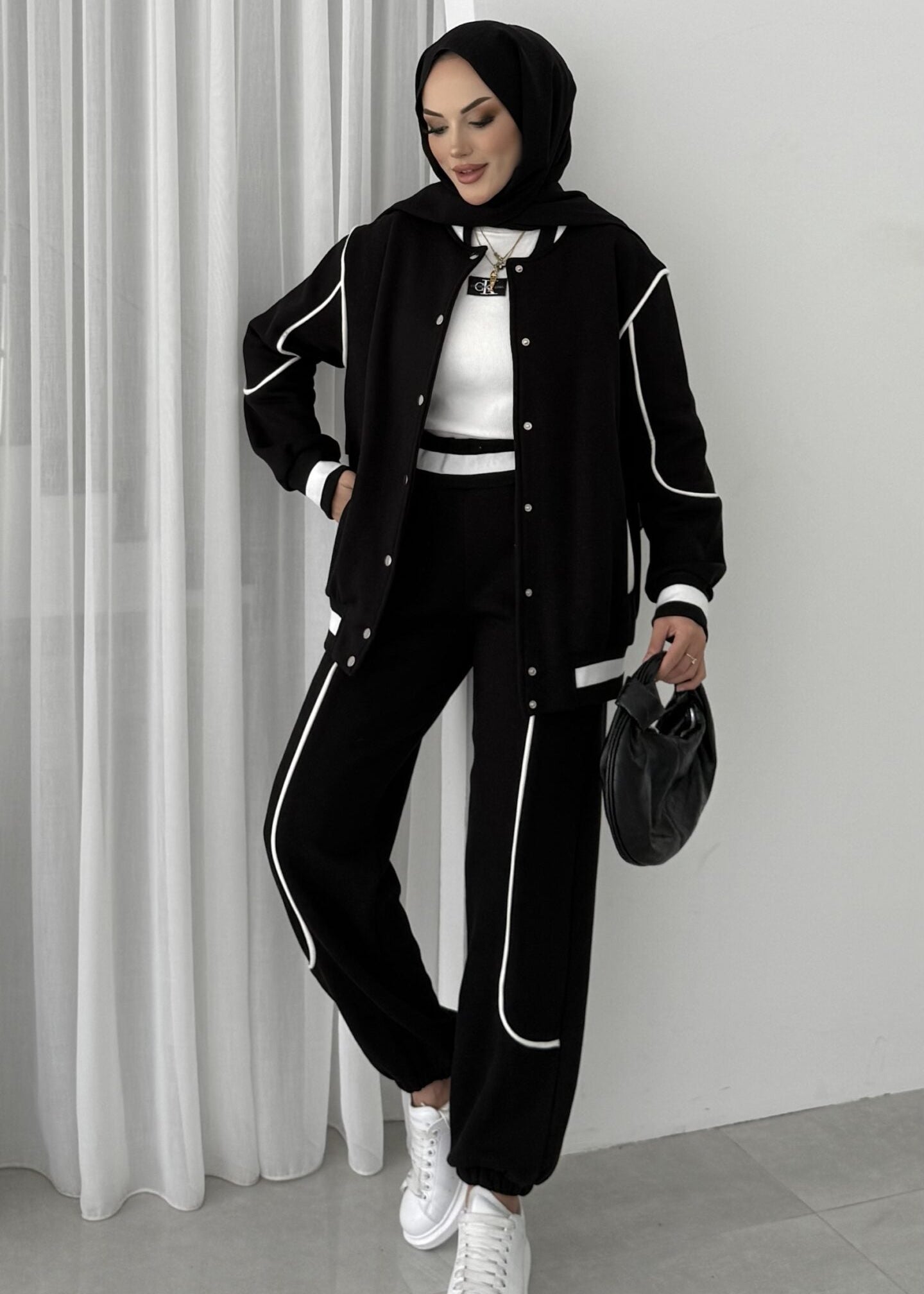 طقم كاجوال رياضي عملي وأنيق بتصميم عصري مناسب للاستخدام اليومي T105