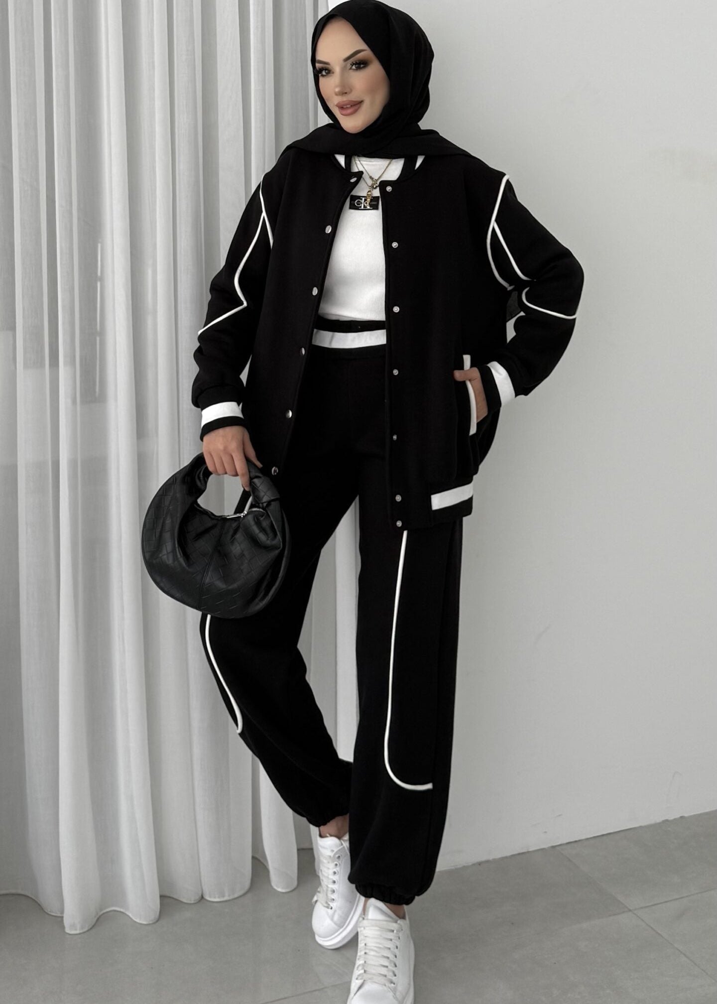 طقم كاجوال رياضي عملي وأنيق بتصميم عصري مناسب للاستخدام اليومي T105