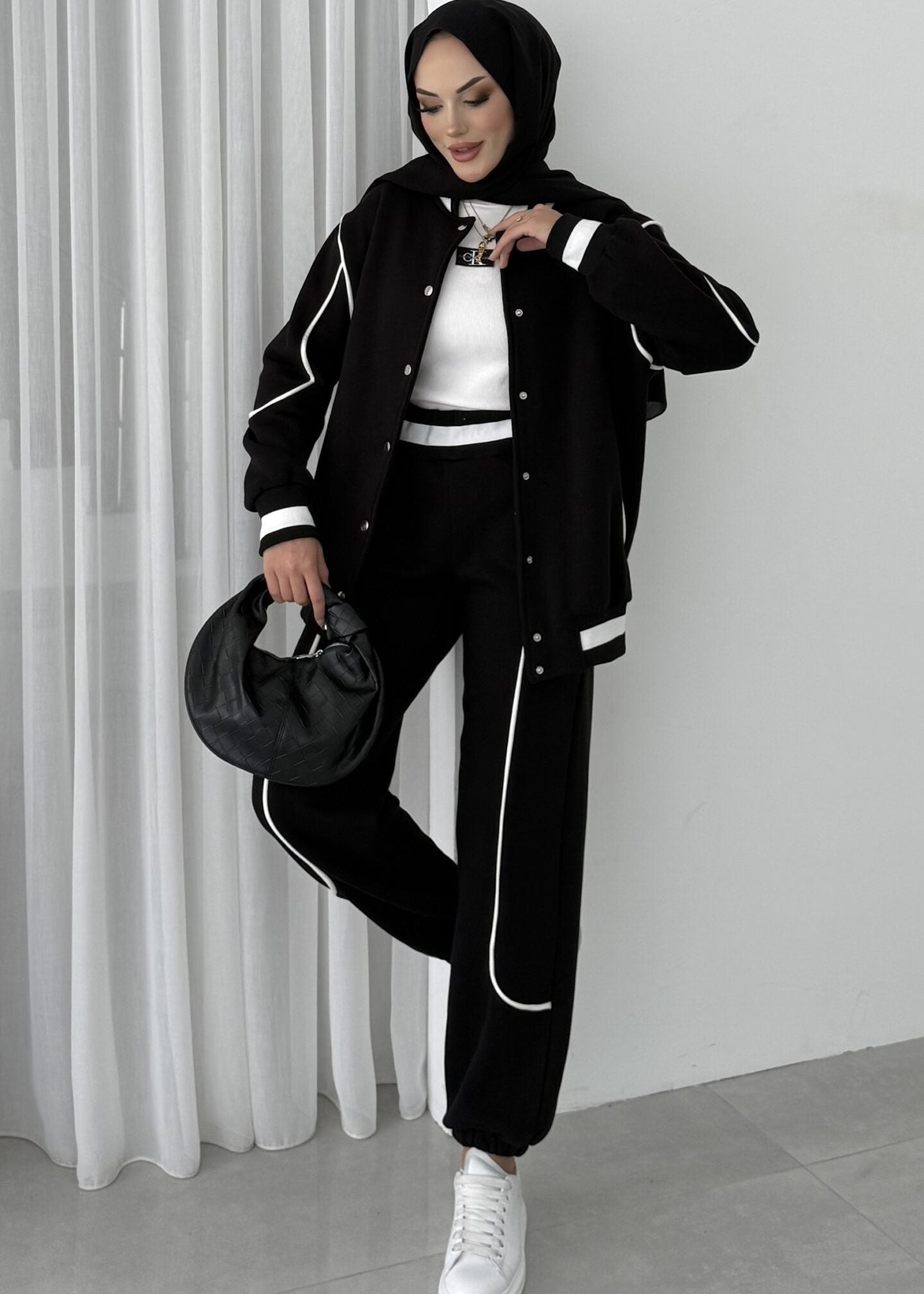 طقم كاجوال رياضي عملي وأنيق بتصميم عصري مناسب للاستخدام اليومي T105