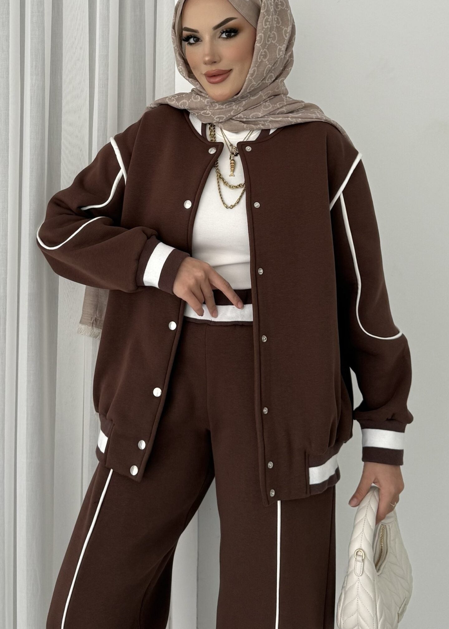 طقم كاجوال رياضي عملي وأنيق بتصميم عصري مناسب للاستخدام اليومي T105