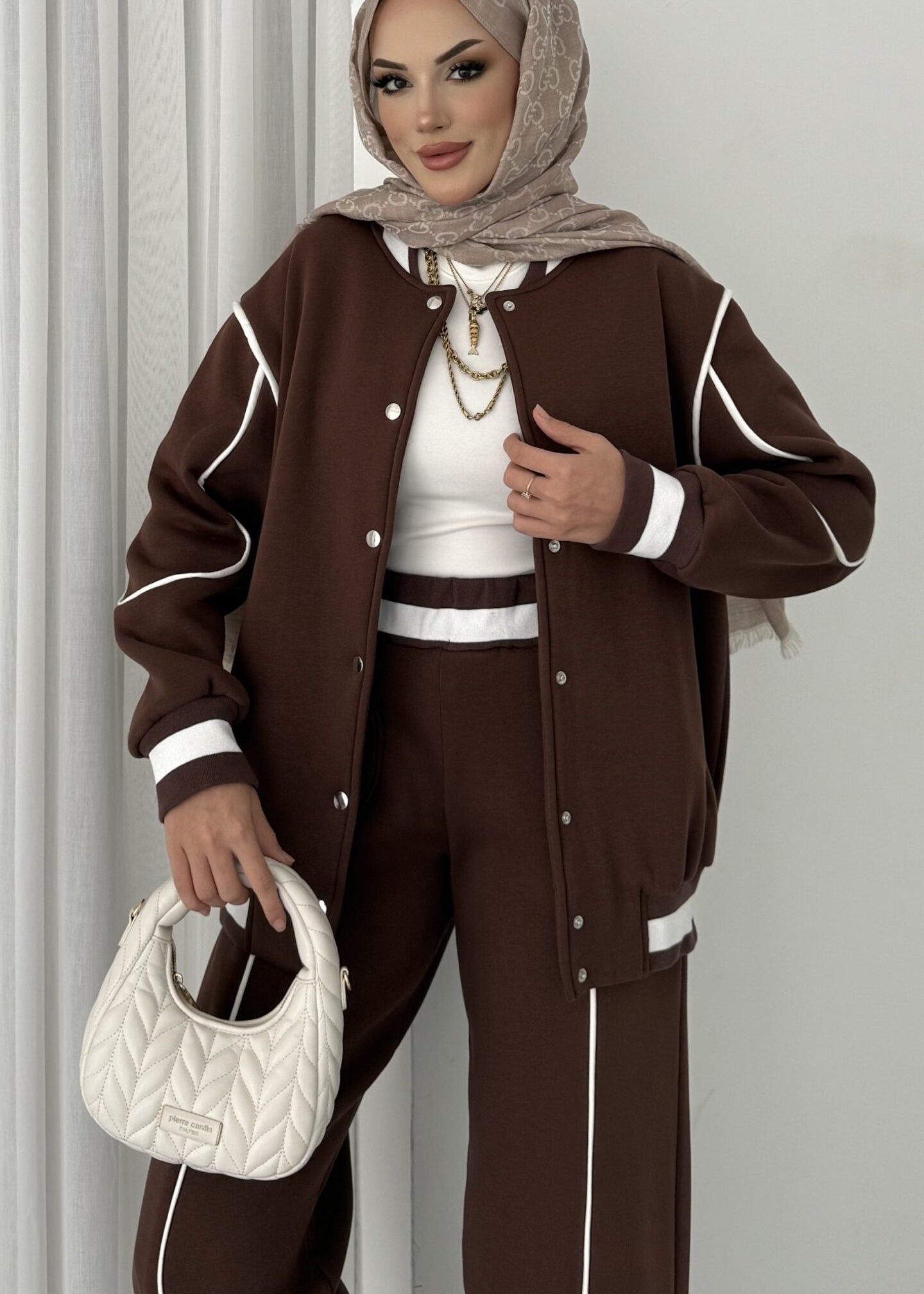 طقم كاجوال رياضي عملي وأنيق بتصميم عصري مناسب للاستخدام اليومي T105