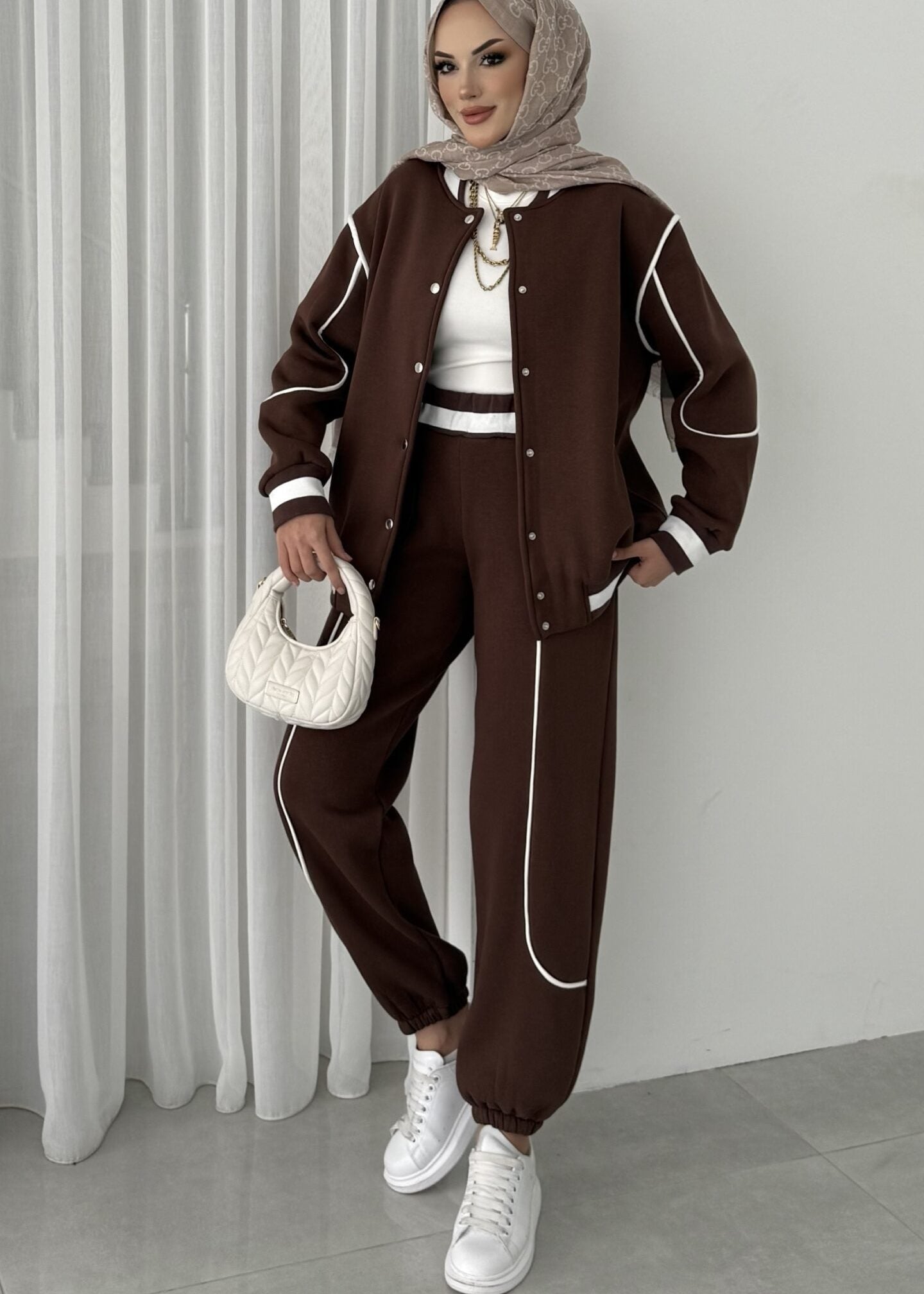 طقم كاجوال رياضي عملي وأنيق بتصميم عصري مناسب للاستخدام اليومي T105