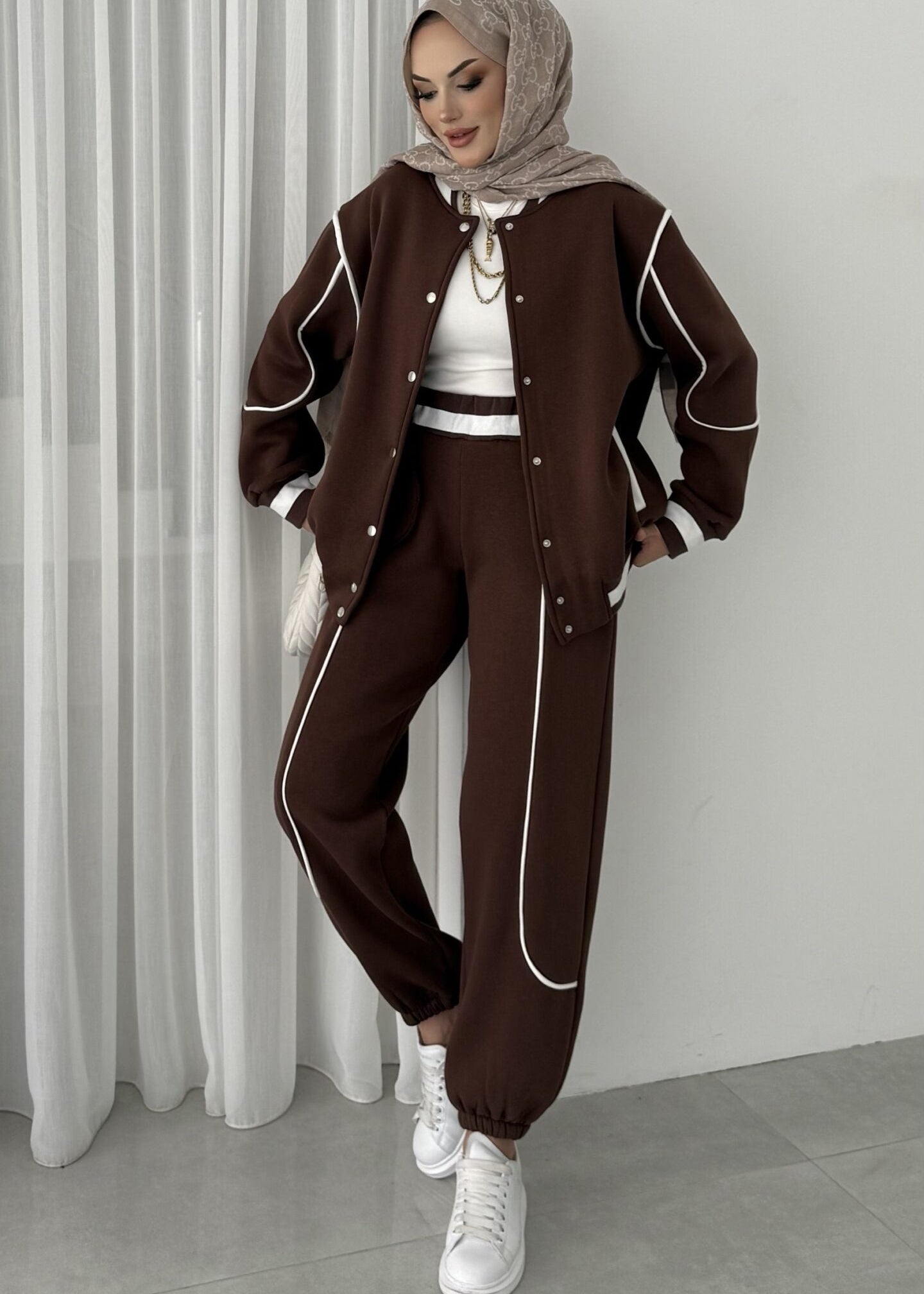 طقم كاجوال رياضي عملي وأنيق بتصميم عصري مناسب للاستخدام اليومي T105