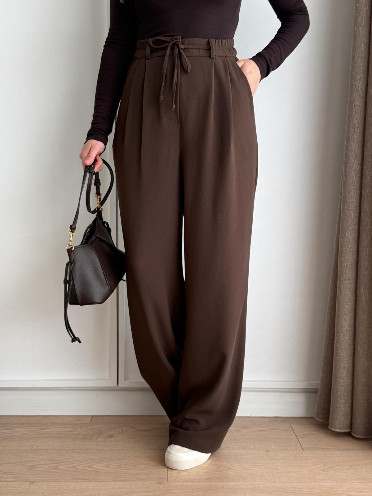 Trousers in distinctive colors B6 