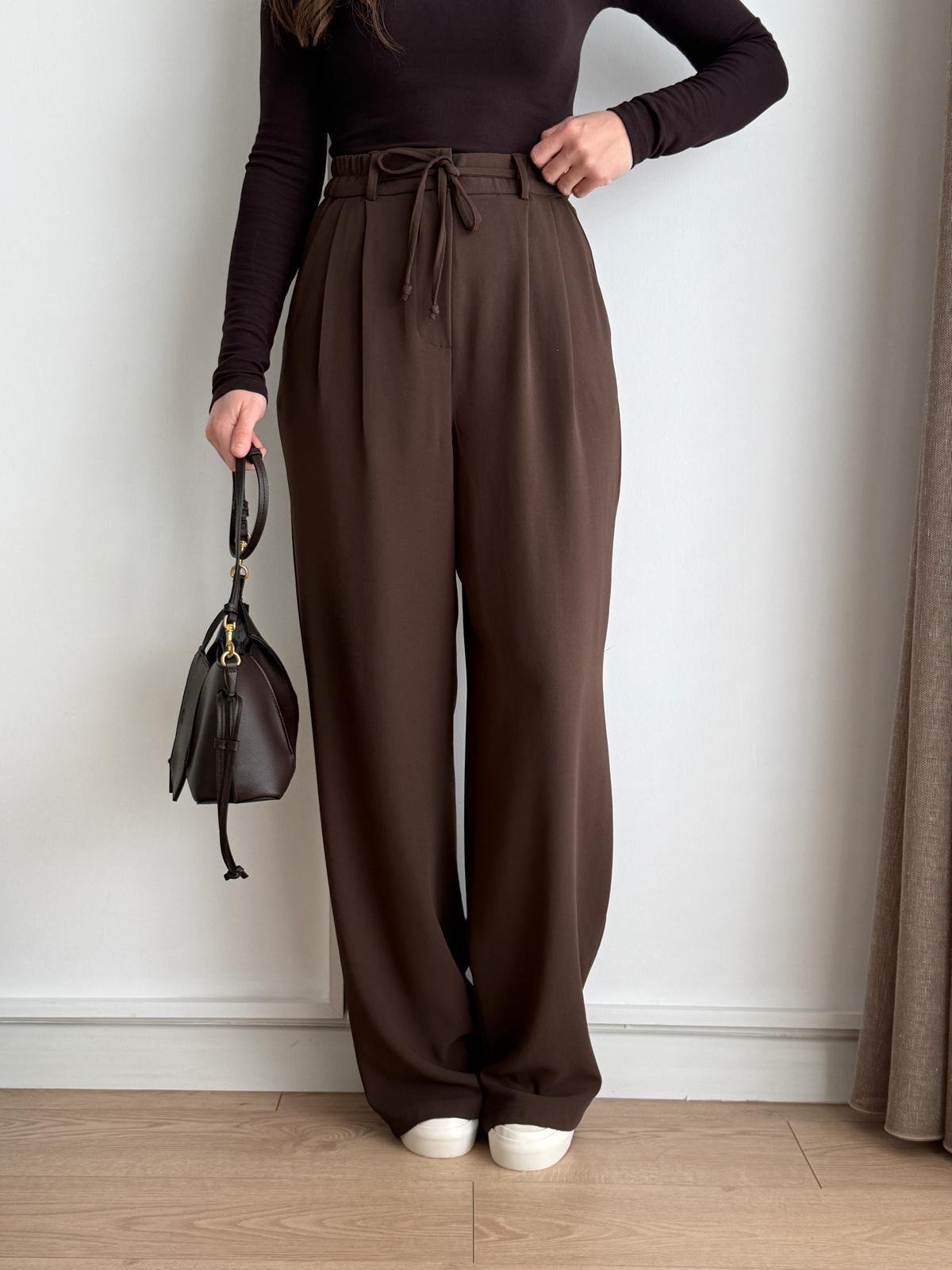 Trousers in distinctive colors B6 