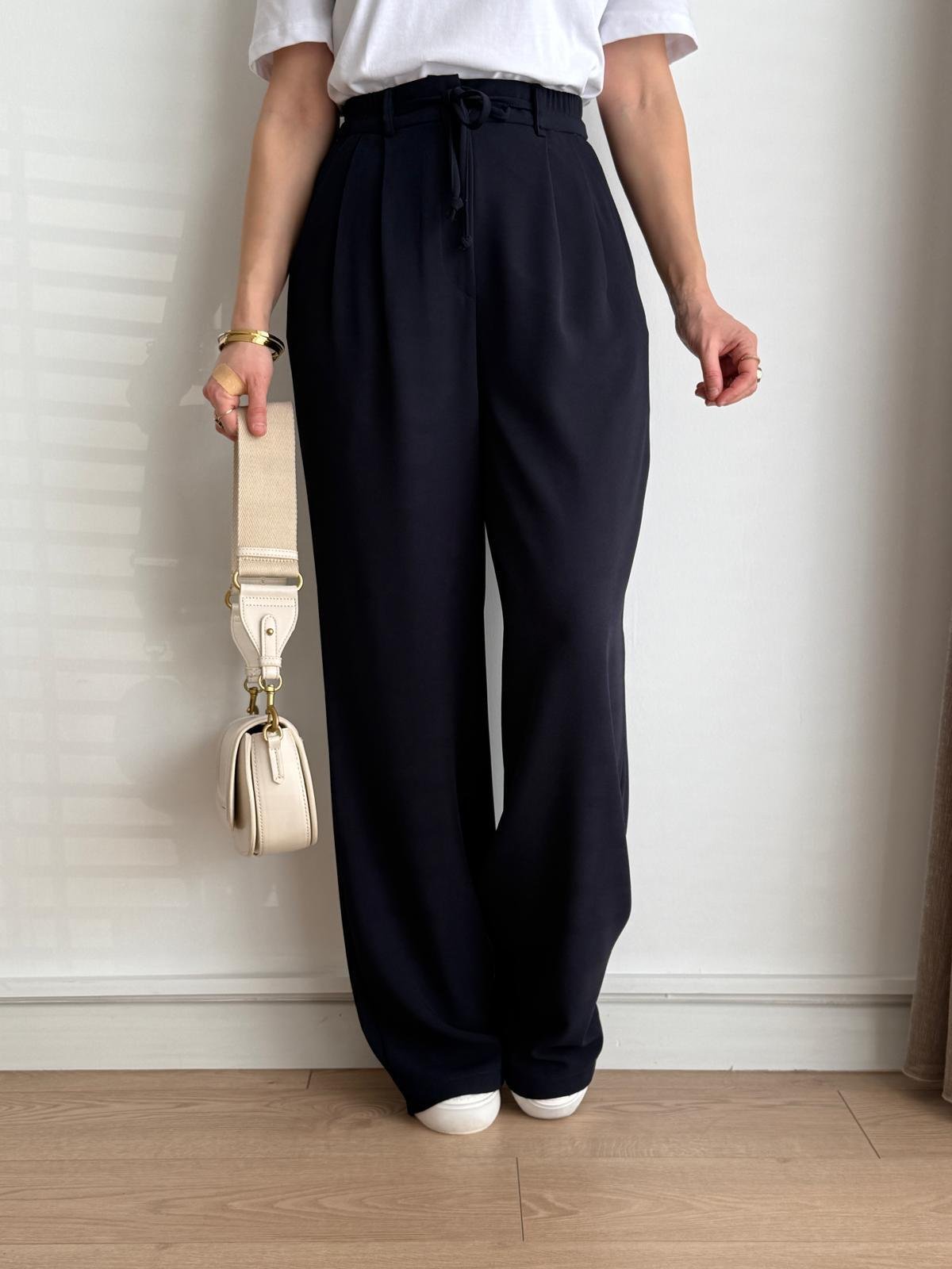 Trousers in distinctive colors B6 