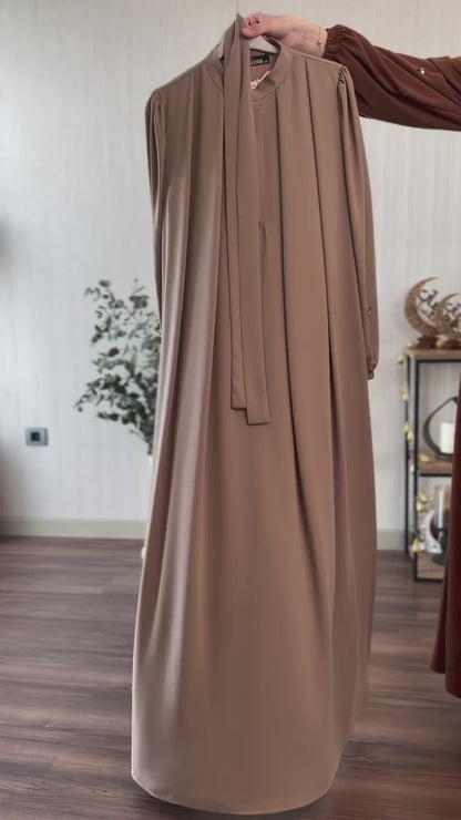 F20 Elegant dress with a distinctive design 